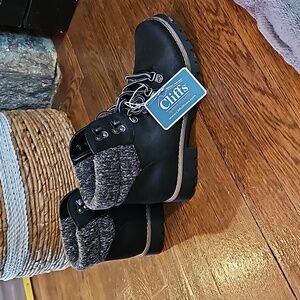 Cliffs black boots